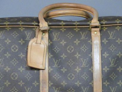 Louis VUITTON. Valise LOUIS VUITTON. Valise en cuir et toile monogrammée. Marqué...