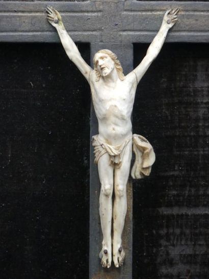 Christ Janséniste Christ janséniste en ivoire dans un cadre à pare-closes en bois...