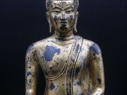 Bouddha en bronze doré. Bouddha en bronze doré. Dimensions : 37 x 26 cm . Manques...