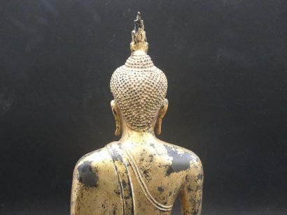 Bouddha en bronze doré. Bouddha en bronze doré. Dimensions : 37 x 26 cm . Manques...