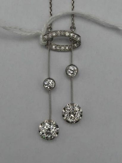COLLIER NÉGLIGÉ Collier négligé en platine et or gris 18K (750) orné de deux diamants...