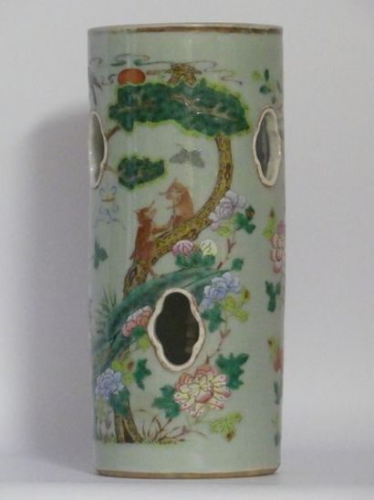 CHINE. Vase rouleau. CHINE. Vase rouleau céramique décor de paons et de singes. Dimensions:...