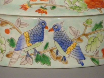 CHINE. Bonbonière en porcelaine au décor de fleurs et oiseaux. Epoque Qing CHINE....