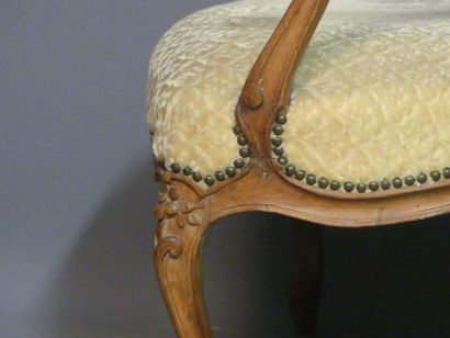 Paire de fauteuils Paire de fauteuils en bois mouluré et sculpté. Epoque Louis XV....