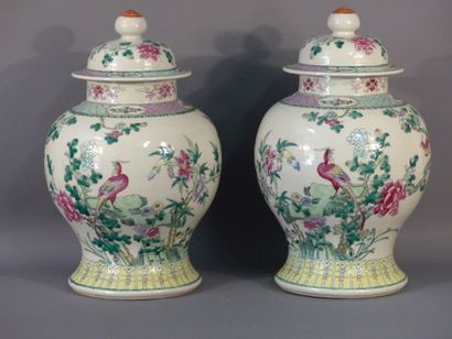 null CHINE, XXème siècle 
Paire de potiches couvertes en porcelaine famille rose...