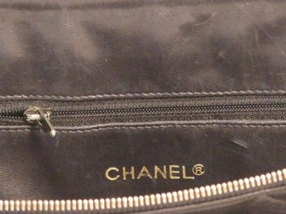 CHANEL. Sac CHANEL. Sac en cuir matelassé. Dimensions : 25 x 29 cm
