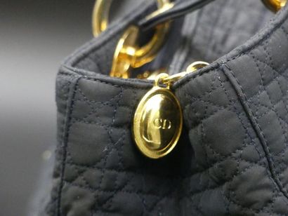 CHRISTIAN DIOR. Sac Lady Dior en tissu noir matelassé. CHRISTIAN DIOR. Sac Lady Dior...