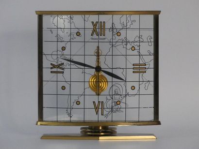 JAEGER-LECOULTRE. Pendule. JAEGER-LECOULTRE. Pendule en métal doré et verre aux continents....