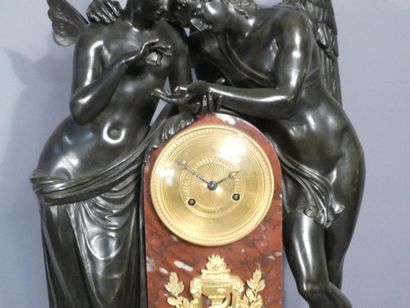 d'après Claude GALLE. Pendule d'après Claude GALLE. Pendule en marbre rouge et bronze...