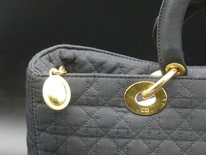 CHRISTIAN DIOR. Sac Lady Dior. CHRISTIAN DIOR. Sac Lady Dior en tissu noir matelassé....