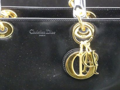 CHRISTIAN DIOR Sac Lady Dior en cuir glacé noir. Grand modèle CHRISTIAN DIOR Sac...