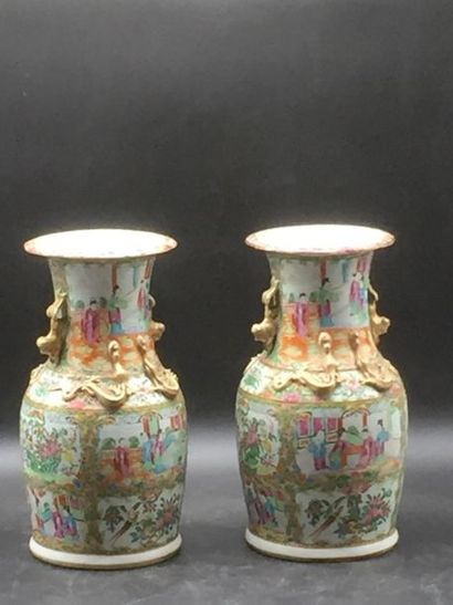 CHINE CHINE, fin du XIXème siècle
Paire de vases balustres en porcelaine de Canton,...