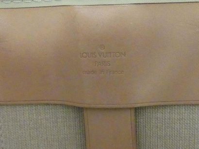 Louis VUITTON. Valise LOUIS VUITTON. Valise en cuir et toile monogrammée SP 0948....