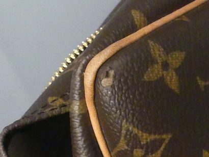 Louis VUITTON. Valise LOUIS VUITTON. Valise en cuir et toile monogrammée SP 0948....