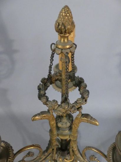 Candélbres Napoléon III Paire de candélabres en bronze ciselé doré reposant sur une...