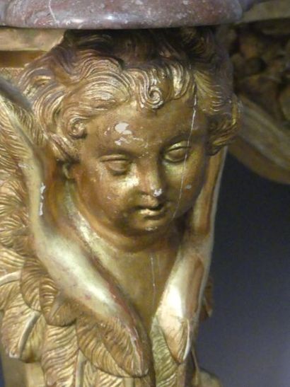Console Napoléon III Console en bois mouluré et sculpté doré, richement décorée aux...