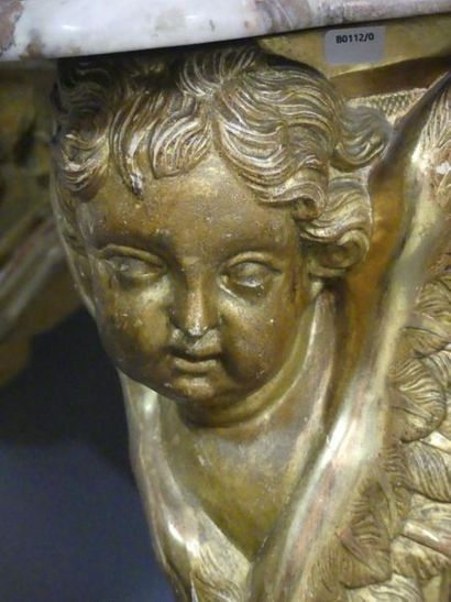 Console Napoléon III Console en bois mouluré et sculpté doré, richement décorée aux...