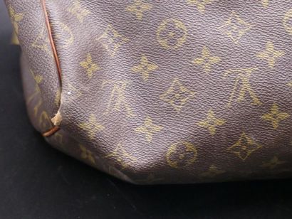 LOUIS VUITTON modèle Keepal. LOUIS VUITTON modèle Keepal. Sac en toile monogrammée...