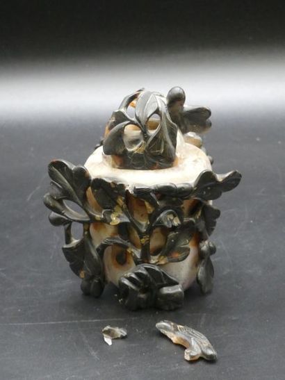 CHINE. Vase couvert en jade CHINE. 
Vase couvert en pierre dure 
A décor ajouré d'oiseaux...