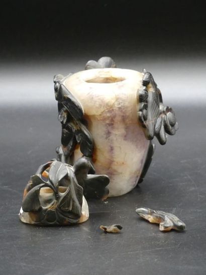 CHINE. Vase couvert en jade CHINE. 
Vase couvert en pierre dure 
A décor ajouré d'oiseaux...