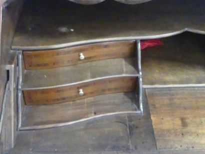 Bureau de pente Louis XV. Bureau de pente en marqueterie de bois de rose et de bois...