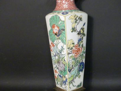 CHINE. Vase monté en lampe CHINE. Vase monté en lampe en porcelaine à décor d'oiseaux...