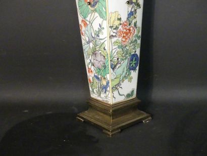 CHINE. Vase monté en lampe CHINE. Vase monté en lampe en porcelaine à décor d'oiseaux...