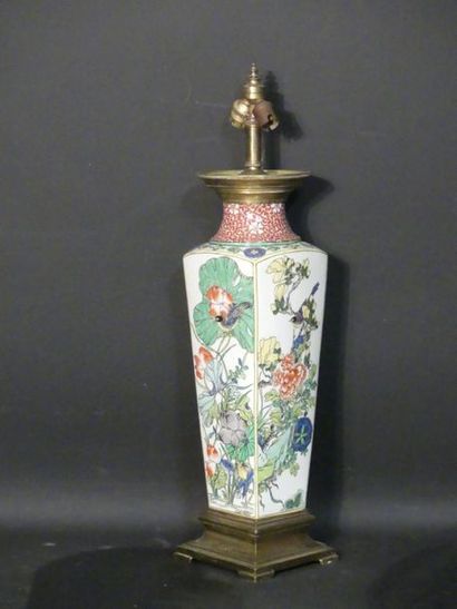 CHINE. Vase monté en lampe CHINE. Vase monté en lampe en porcelaine à décor d'oiseaux...