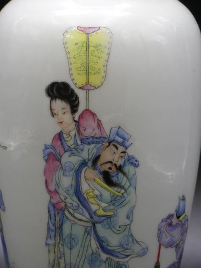 CHINE. Vase bouteille CHINE. Vase bouteille en porcelaine blanche à décor de personnages....
