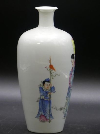 CHINE. Vase bouteille CHINE. Vase bouteille en porcelaine blanche à décor de personnages....