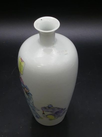 CHINE. Vase bouteille CHINE. Vase bouteille en porcelaine blanche à décor de personnages....