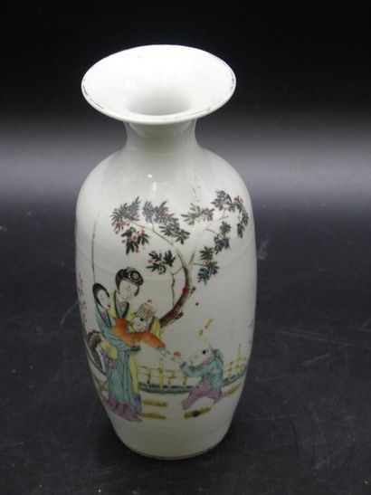 CHINE. Vase en porcelaine CHINE. Vase en porcelaine blanche à col évasé à décor de...