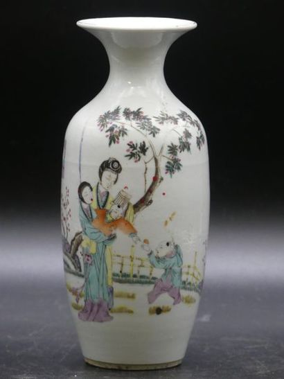 CHINE. Vase en porcelaine CHINE. Vase en porcelaine blanche à col évasé à décor de...