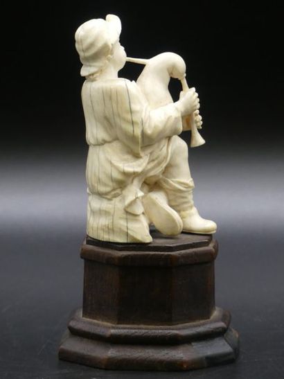 Joueur de bignou DIEPPE. Joueur de bignou en ivoire sculpté. XIXème siècle. Hauteur...