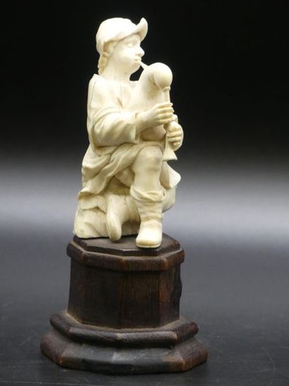 Joueur de bignou DIEPPE. Joueur de bignou en ivoire sculpté. XIXème siècle. Hauteur...