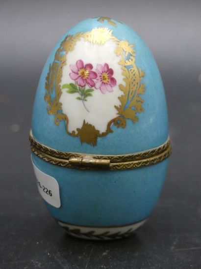 Russie. Oeuf en porcelaine Russie. Oeuf en porcelaine à décor en réserve monogrammé...