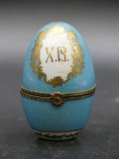 Russie. Oeuf en porcelaine Russie. Oeuf en porcelaine à décor en réserve monogrammé...