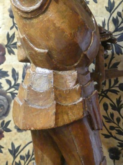 Saint Michel Sculpture en bois naturel représentant Saint Michel en tenue de chevalier...