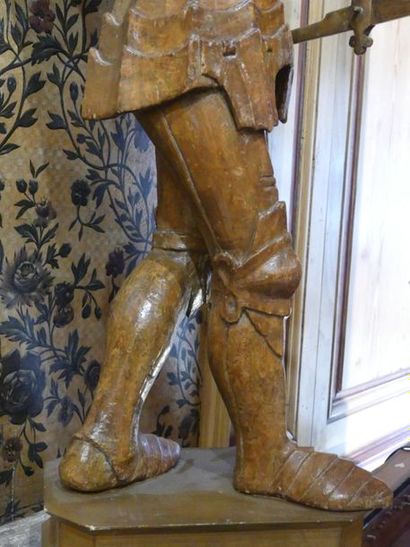 Saint Michel Sculpture en bois naturel représentant Saint Michel en tenue de chevalier...