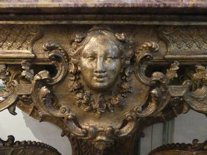 CONSOLE D'APPLIQUE Console d'applique en bois mouluré et sculpté à décor au masque...