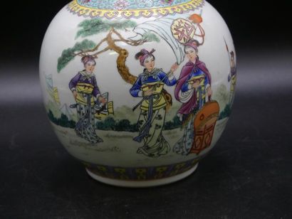 CHINE-Canton. CHINE-Canton. Vase bouteille en porcelaine à décor de courtisanes....