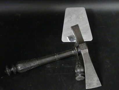 Paire d'outils d'ignauguration. Truelle et marteau formant paire en métal et ébène...