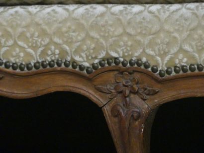 BANQUETTE CORBEILLE Banquette corbeille en hêtre moulurés sculpté. Epoque Louis XV....