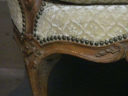 BANQUETTE CORBEILLE Banquette corbeille en hêtre moulurés sculpté. Epoque Louis XV....