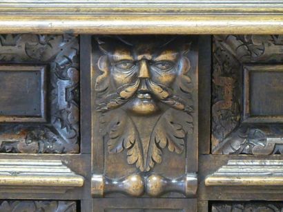 CABINET Cabinet deux coprs en noyer mouluré sculpté à riche décor Renaissance et...