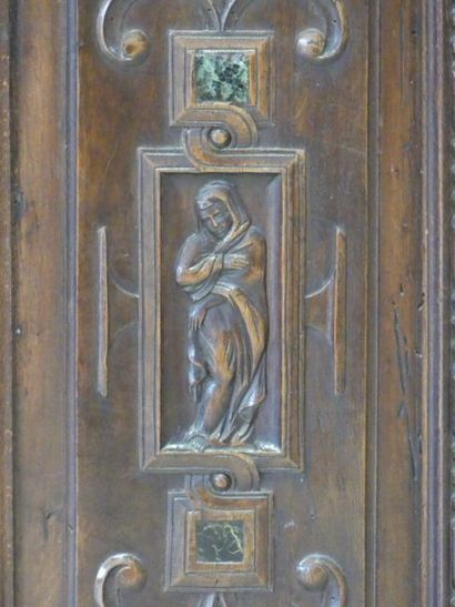 CABINET Cabinet deux coprs en noyer mouluré sculpté à riche décor Renaissance et...