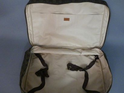 LOUIS VUITTON. Sac de voyage. LOUIS VUITTON. Sac de voyage en toile enduite monogrammée,...