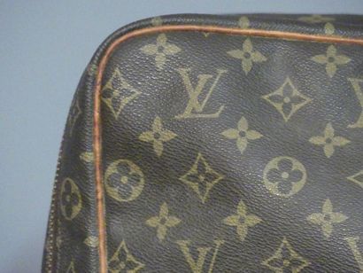 LOUIS VUITTON. Sac de voyage. LOUIS VUITTON. Sac de voyage en toile enduite monogrammée,...