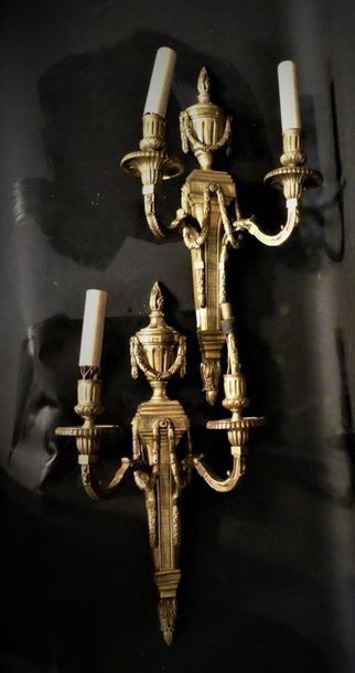 Paire d'appliques de style Louis XVI Paire d'appliques en bronze ciselé ornées de...