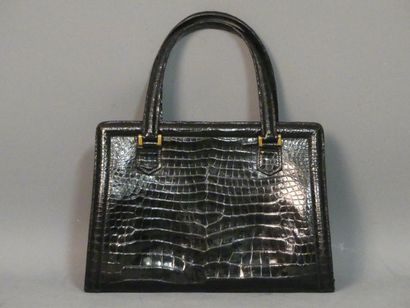 HERMES modèle Pullman HERMES modèle Pullman. Sac en croco noir. Dimensions : 19 x...